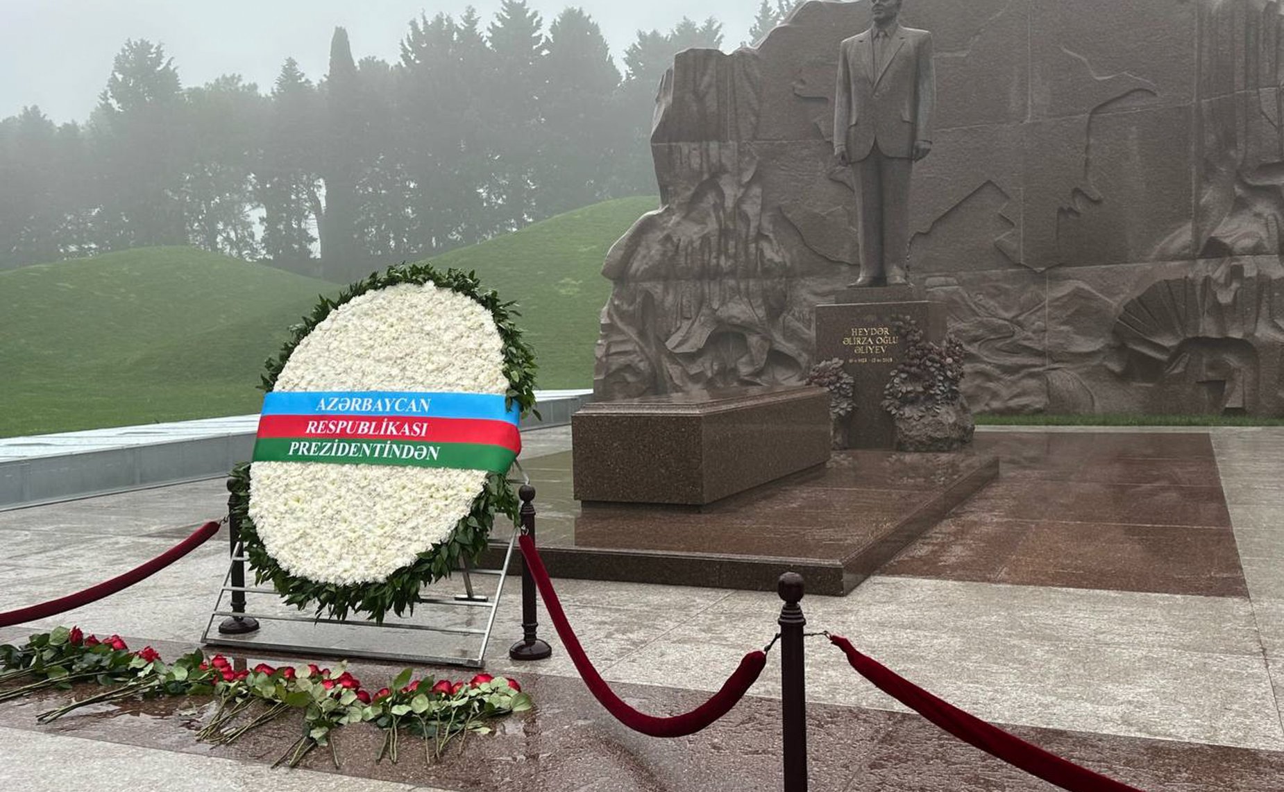 Сенатор РФ Николай Федоров и депутат Государственной Думы Казбек Тайсаев возложили цветы к могиле общенационального лидера азербайджанского народа Гейдара Алиева и почтили память выдающегося государственного и политического деятеля