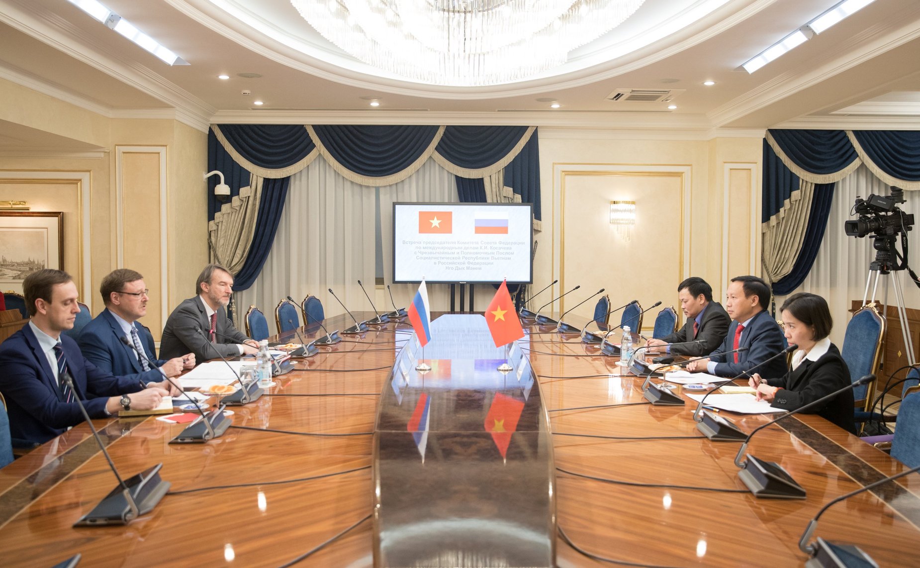 Встреча К. Косачева с Чрезвычайным и Полномочным Послом Вьетнама Нго Дык Манем