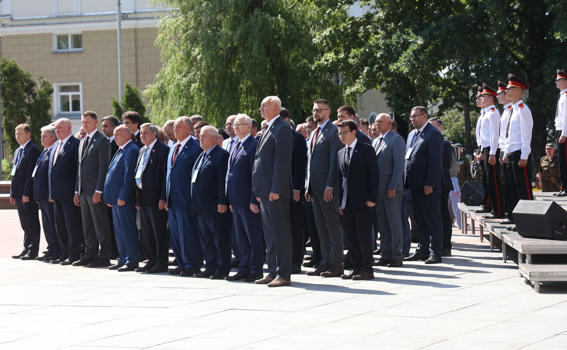 Торжественная церемония возложения цветов членами официальных делегаций Совета Республики и Совета Федерации к Вечному огню у монумента «Три штыка»