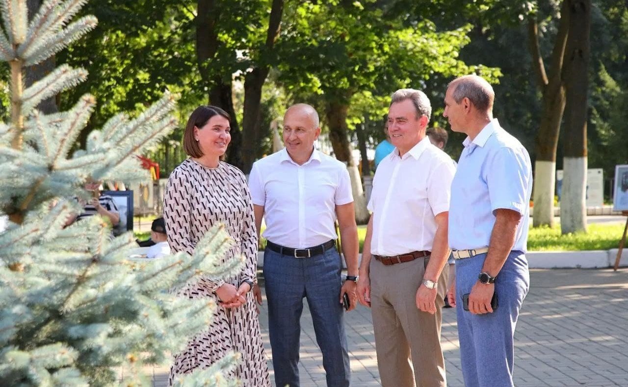 Врио губернатора Пензенской области Олег Мельниченко, председатель Законодательного Собрания Валерий Лидин и Юлия Лазуткина поздравили Пензенский зоопарк с 40-летием