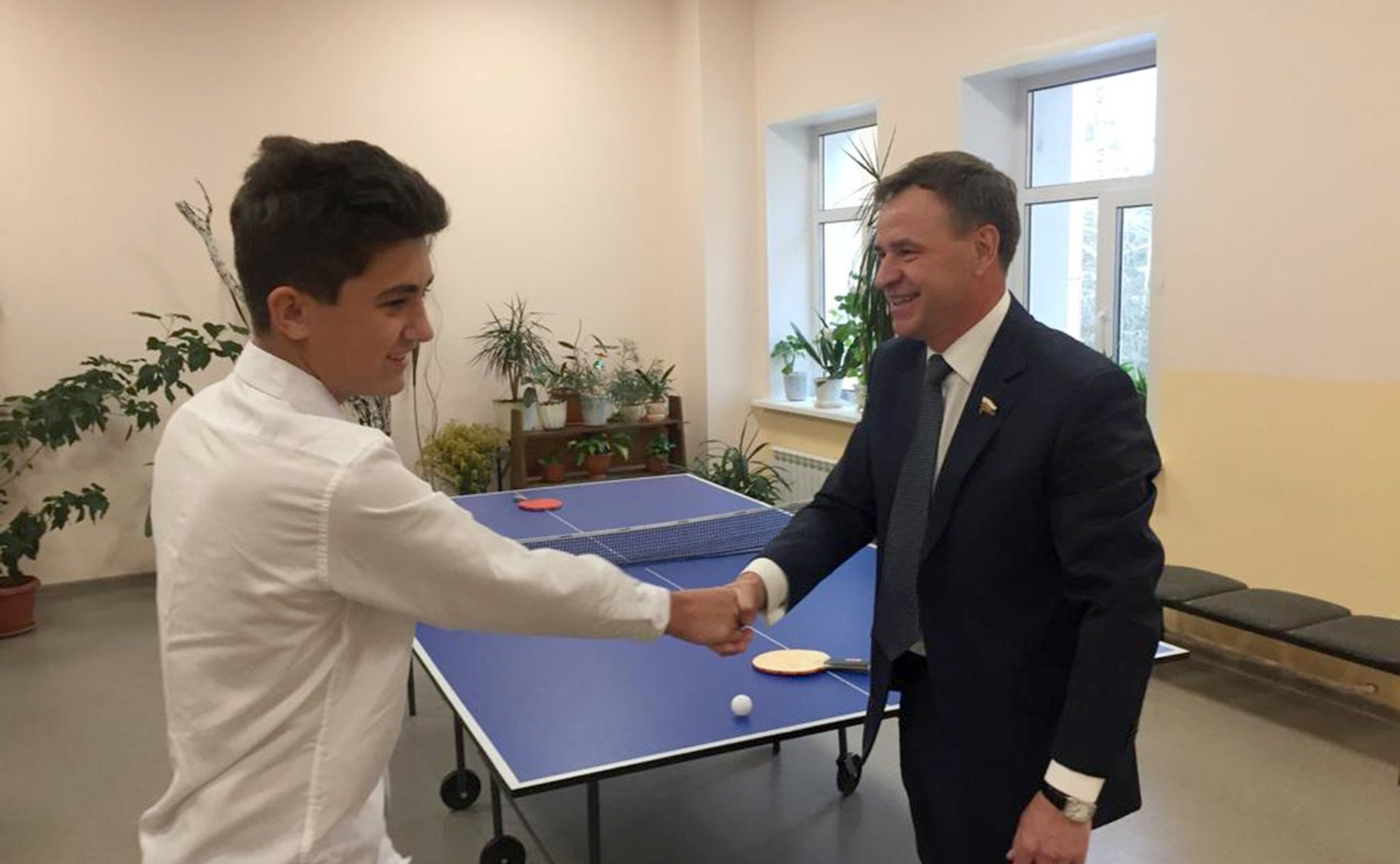 Виктор Новожилов осмотрел центр образования цифрового и гуманитарного профилей «Точка роста»