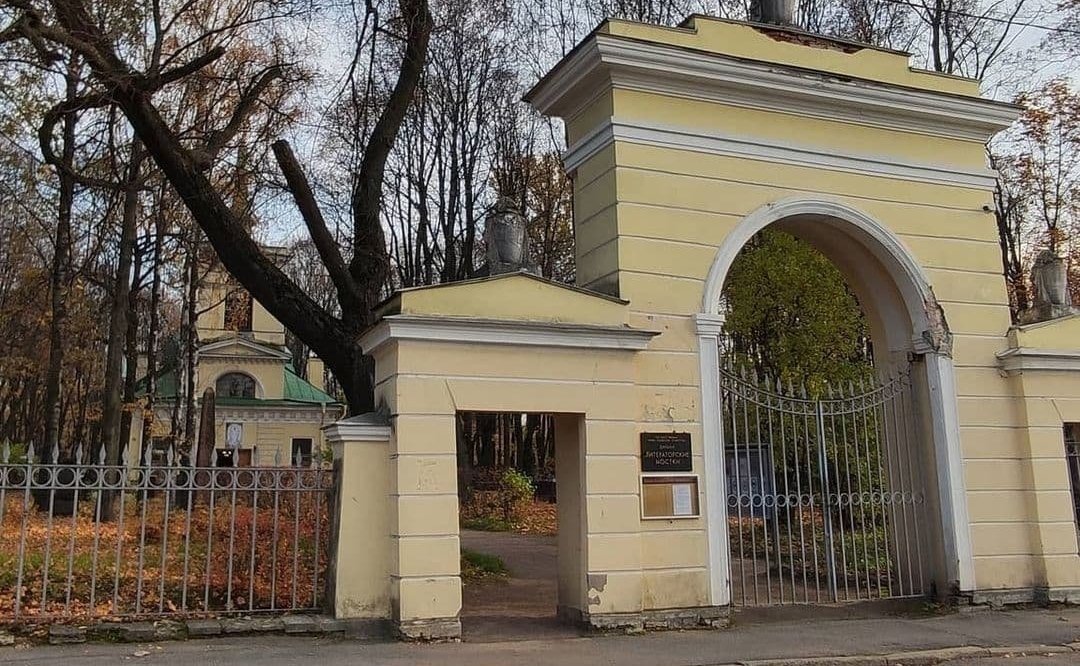 Юлия Лазуткина посетила с рабочей поездкой музей-некрополь «Литераторские мостки» в Санкт-Петербурге