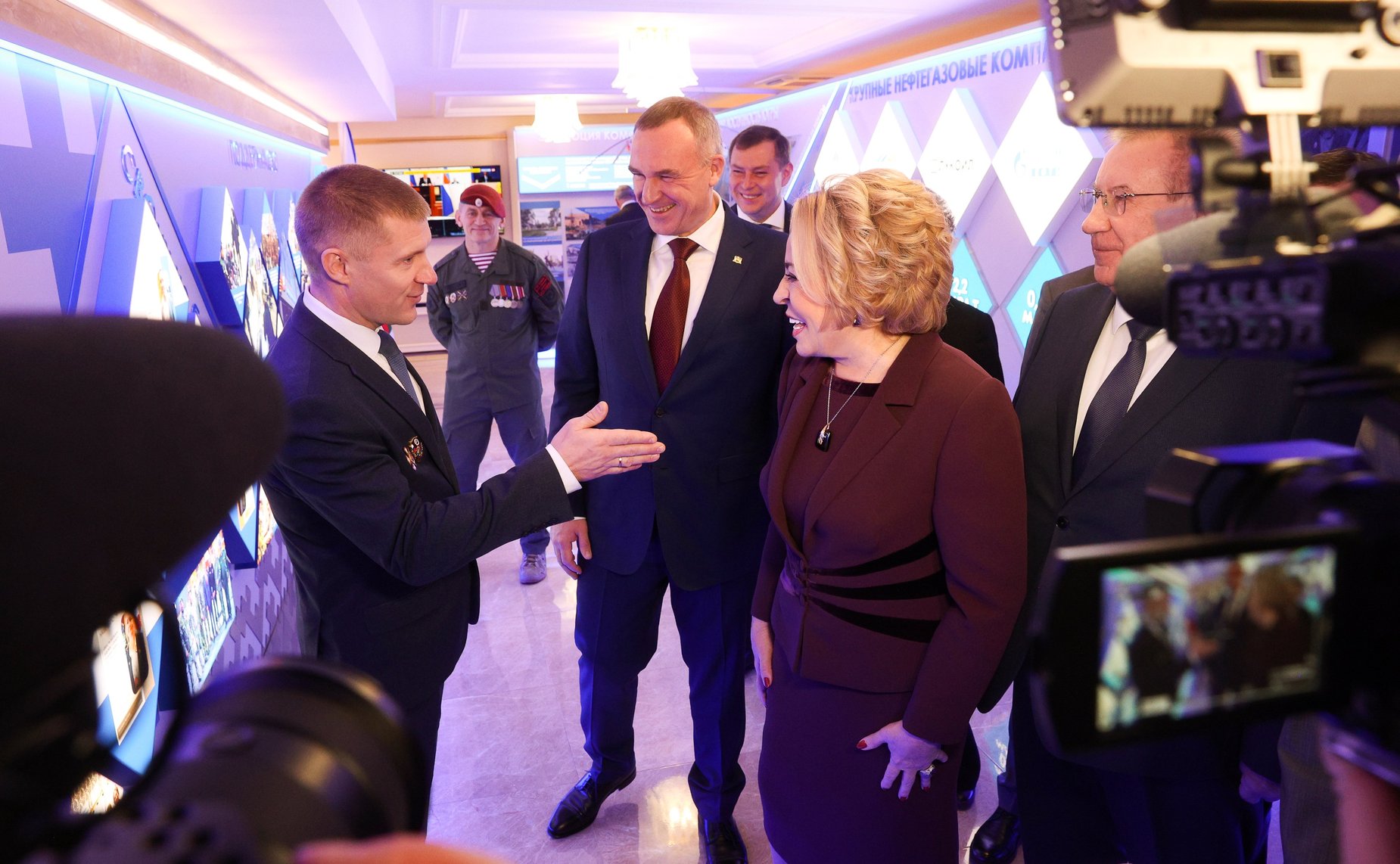 Валентина Матвиенко и Руслан Кухарук осмотрели выставку, посвященную истории и перспективным направлениям развития Ханты-Мансийского автономного округа – Югры