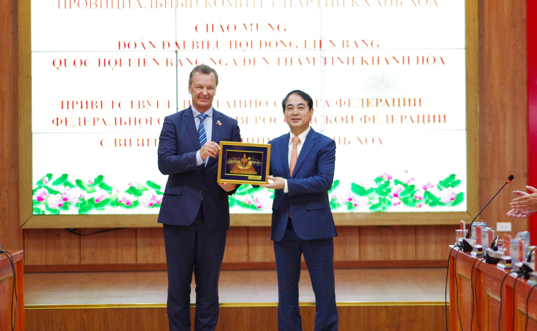 Делегация Совета Федерации во главе с первым заместителем Председателя СФ Андреем Яцкиным в рамках визита во Вьетнам встретились с руководством Народного комитета провинции Кханьхоа