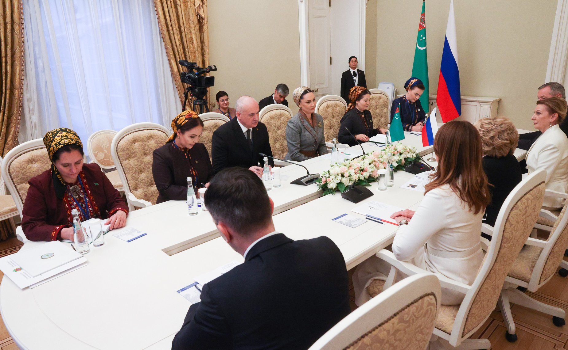 Встреча Председателя Совета Федерации Валентины Матвиенко и Огулджахан Атабаевой, возглавляющей делегацию Туркменистана на проходящем в Санкт-Петербурге Форуме «Содружество моды»