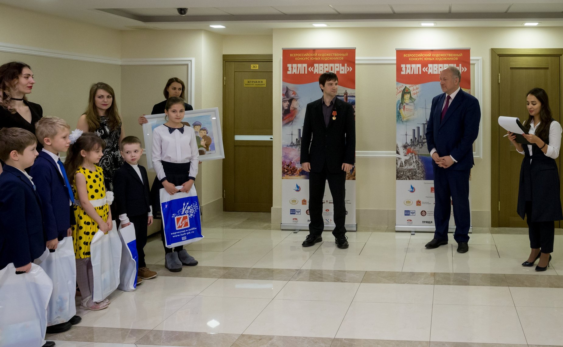 Выставка лучших работ участников Всероссийского художественного конкурса юных художников «Залп «Авроры»