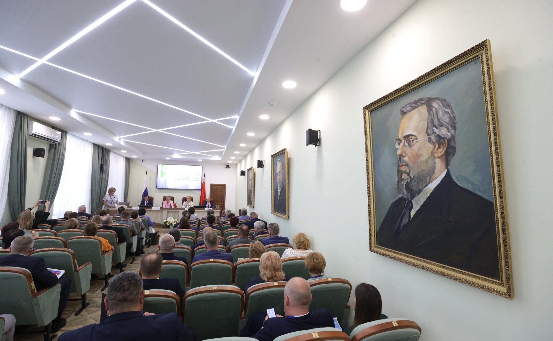 Ольга Забралова провела заседание секции на тему «Инновационная медицина и фармация в Союзном государстве: приоритетные направления и перспективы развития» (фото БЕЛТА)