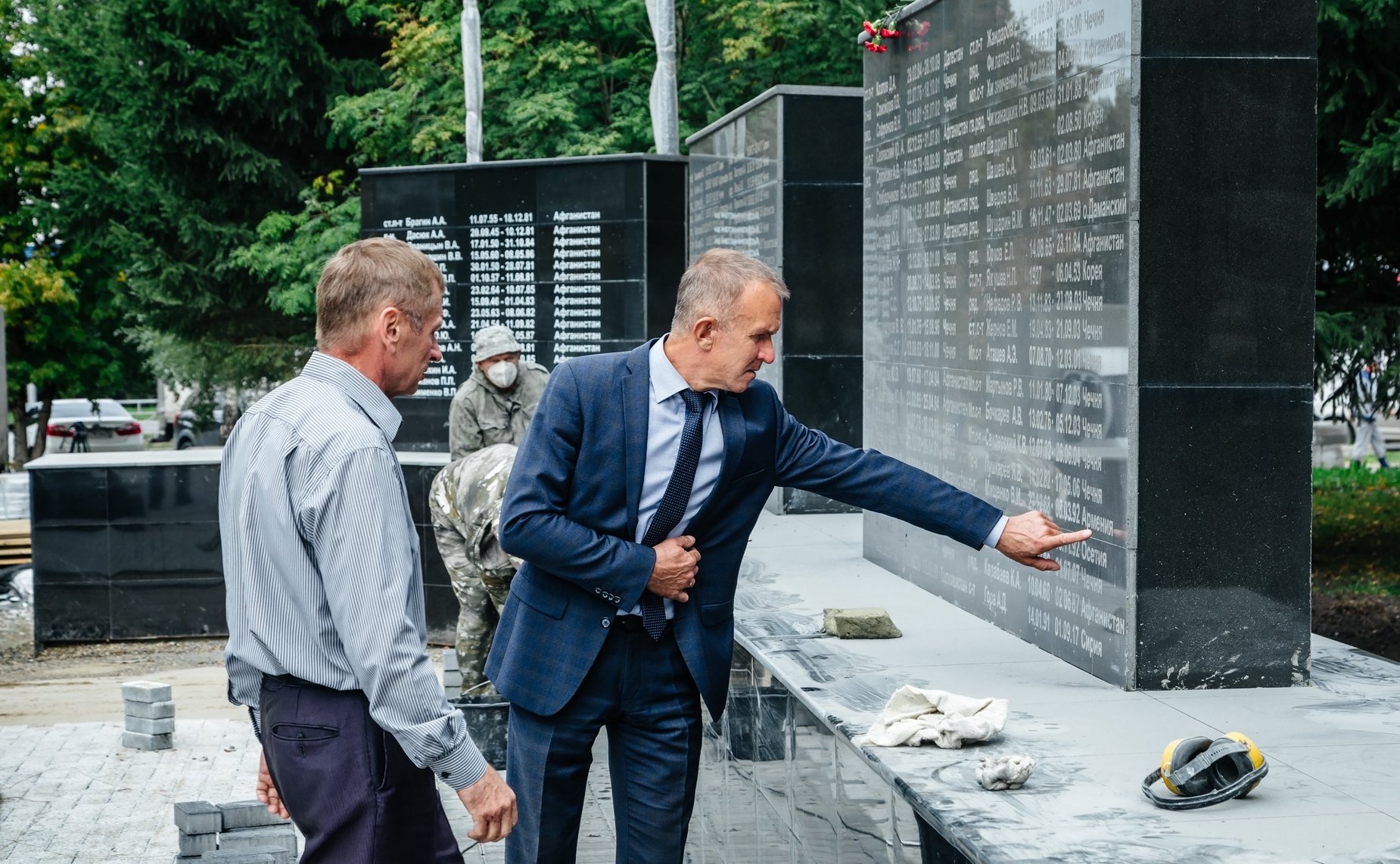 Владимир Кравченко проконтролировал ход работ, которые ведутся в томском сквере воинов-интернационалистов «Парк Победы»