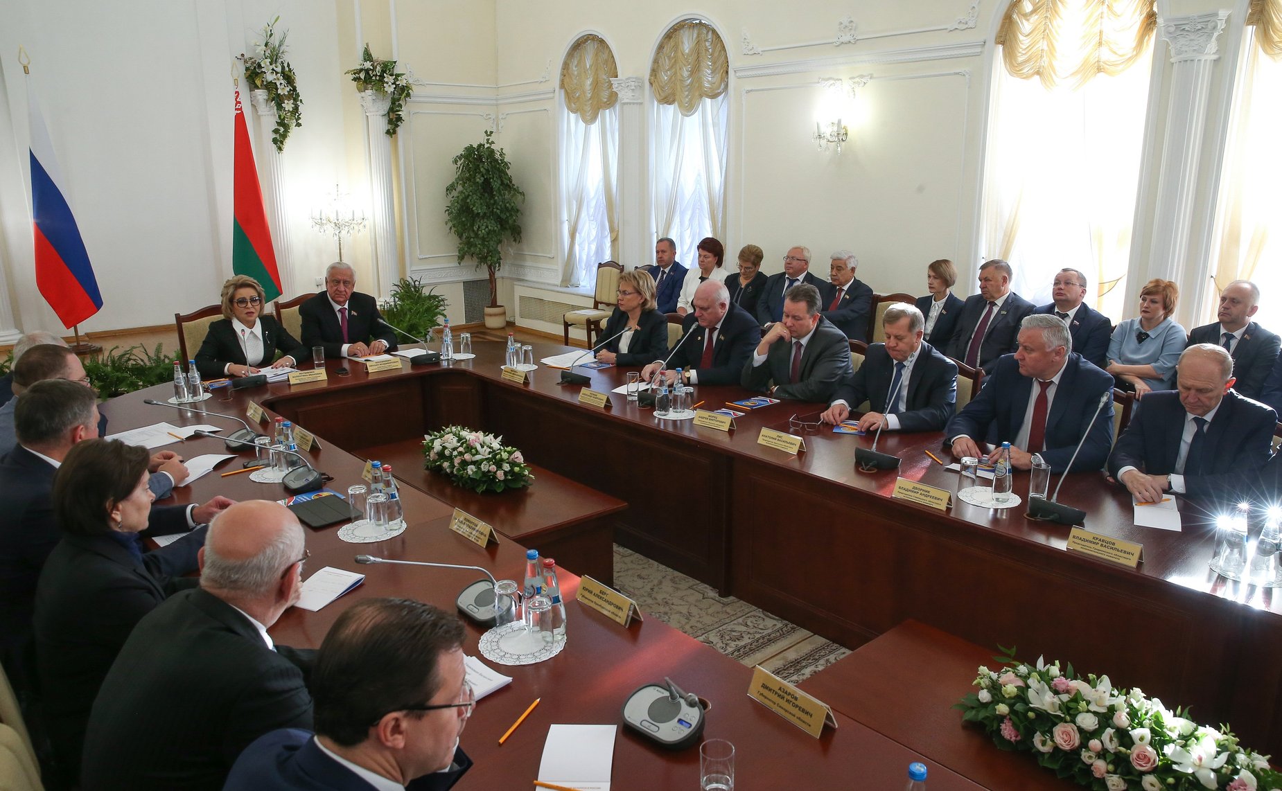 В. Матвиенко и М. Мясникович провели совместную встречу с руководителями субъектов России и Беларуси