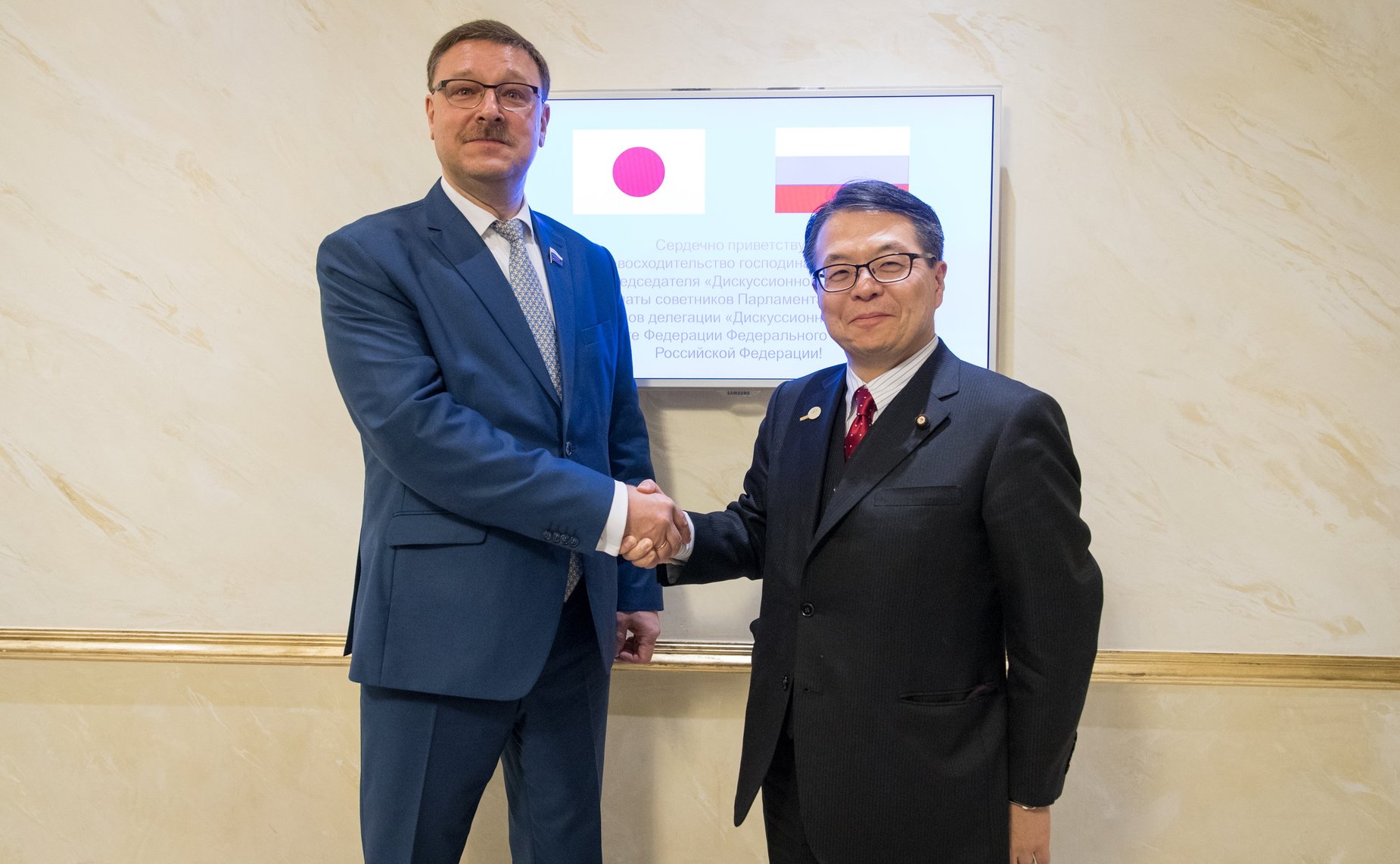 К. Косачев и Председатель «Дискуссионного клуба» Палаты советников Парламента Японии Хиросигэ Сэко