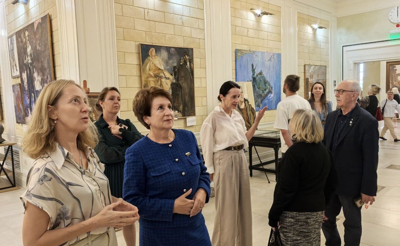 Екатерина Алтабаева приняла участие в открытии выставки «Ради жизни на земле» в Севастопольской школе искусств