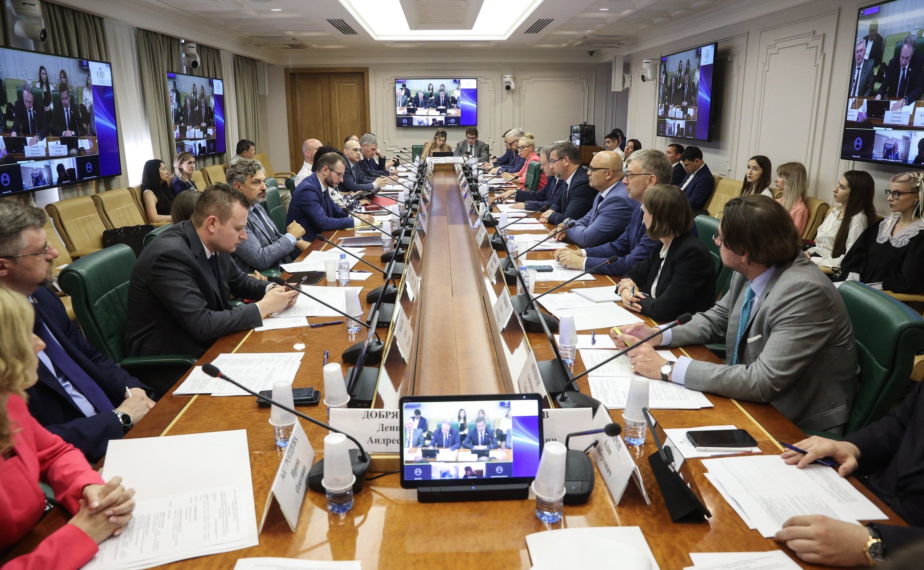 Круглый стол Комитета Совета Федерации по конституционному законодательству и государственному строительству на тему «Проблемы качества оказания юридических услуг: квалифицированное юридическое представительство и адвокатура. Пути взаимодействия»