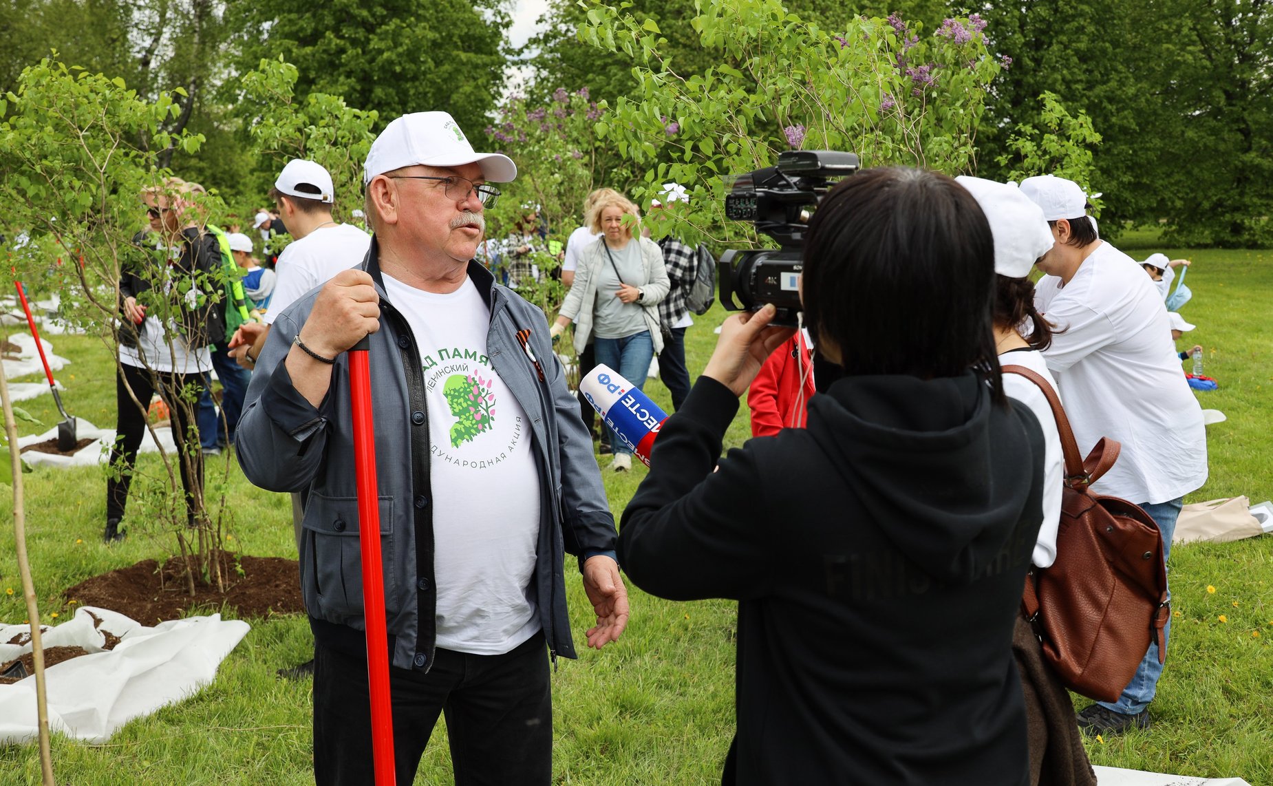 В Год защитника Отечества и 80-летия Победы в Великой Отечественной войне 1941–1945 годов сенаторы РФ и сотрудники Аппарата СФ провели акцию «Сад Памяти» — высадили 250 кустов сирени в музее-заповеднике «Горки Ленинские»