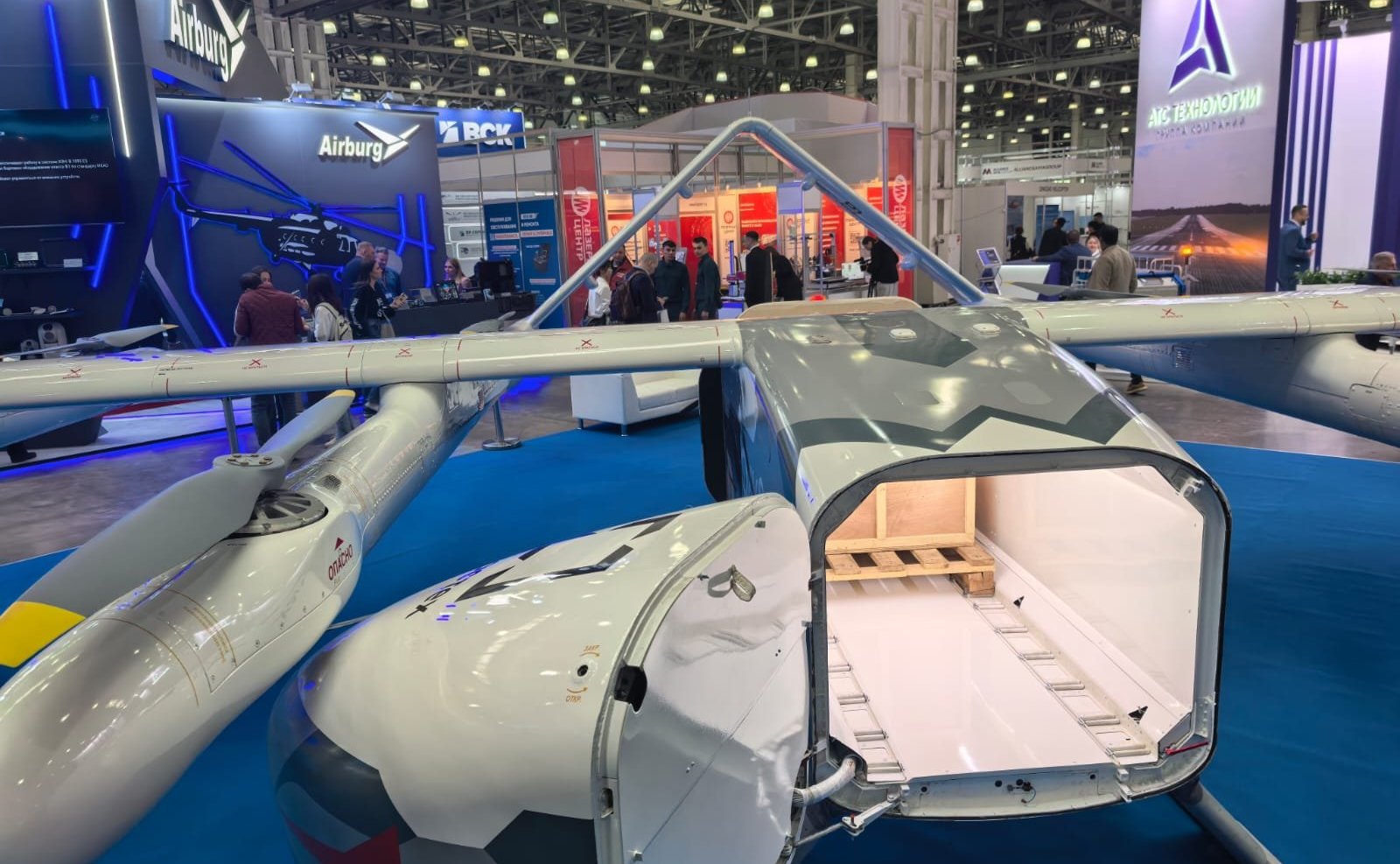 Сахамин Афанасьев принял участие в форуме в рамках 18-й международной выставки вертолетной индустрии и беспилотных систем «HeliRussia-2025»