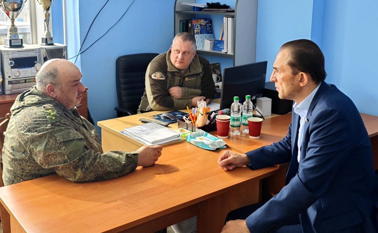 Андрей Хапочкин встретился с юными десантниками Южно-Сахалинска