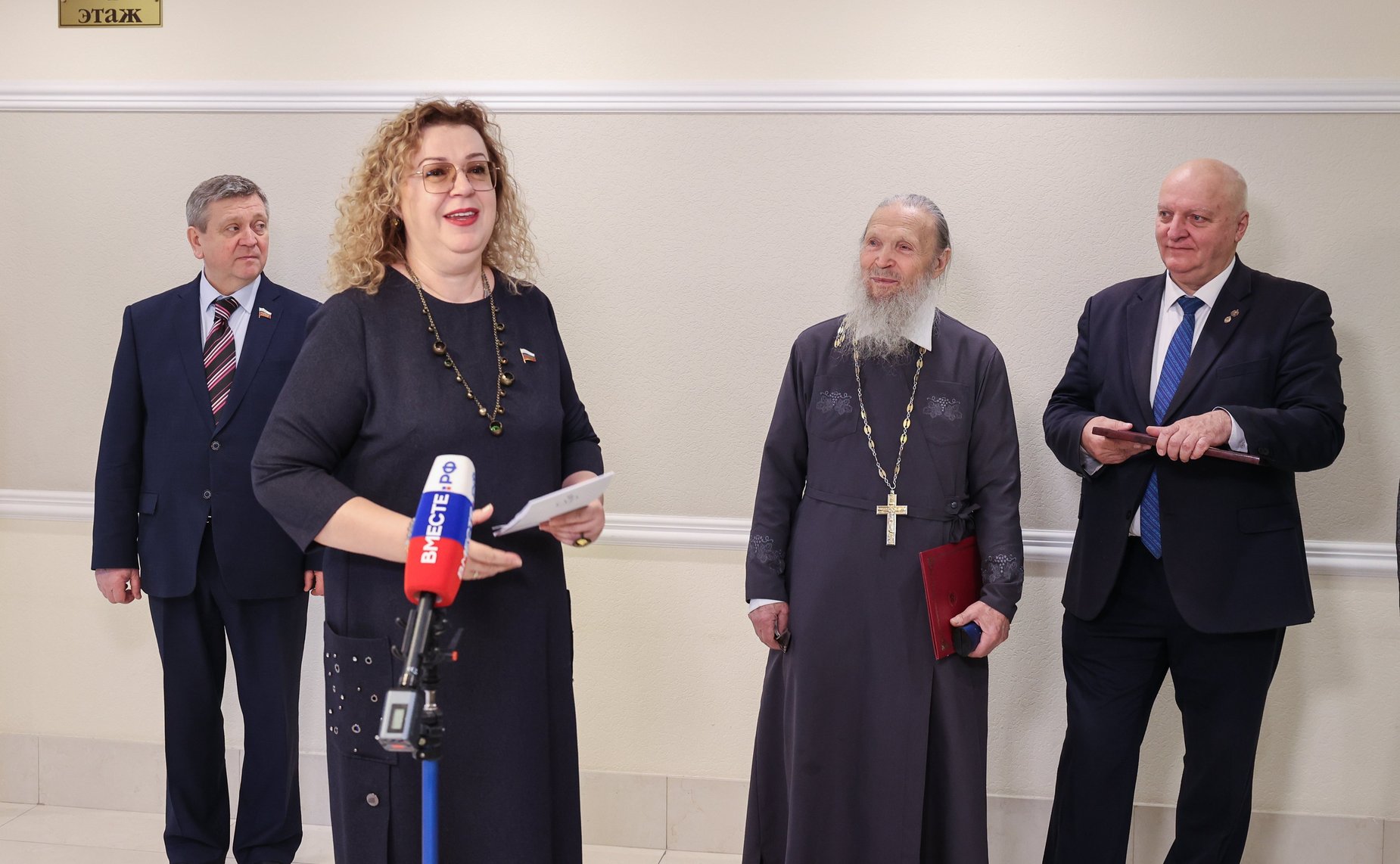 Ольга Епифанова открыла в Совете Федерации выставку живописи Петра Кочанова «За Святую Русь помолюсь…»