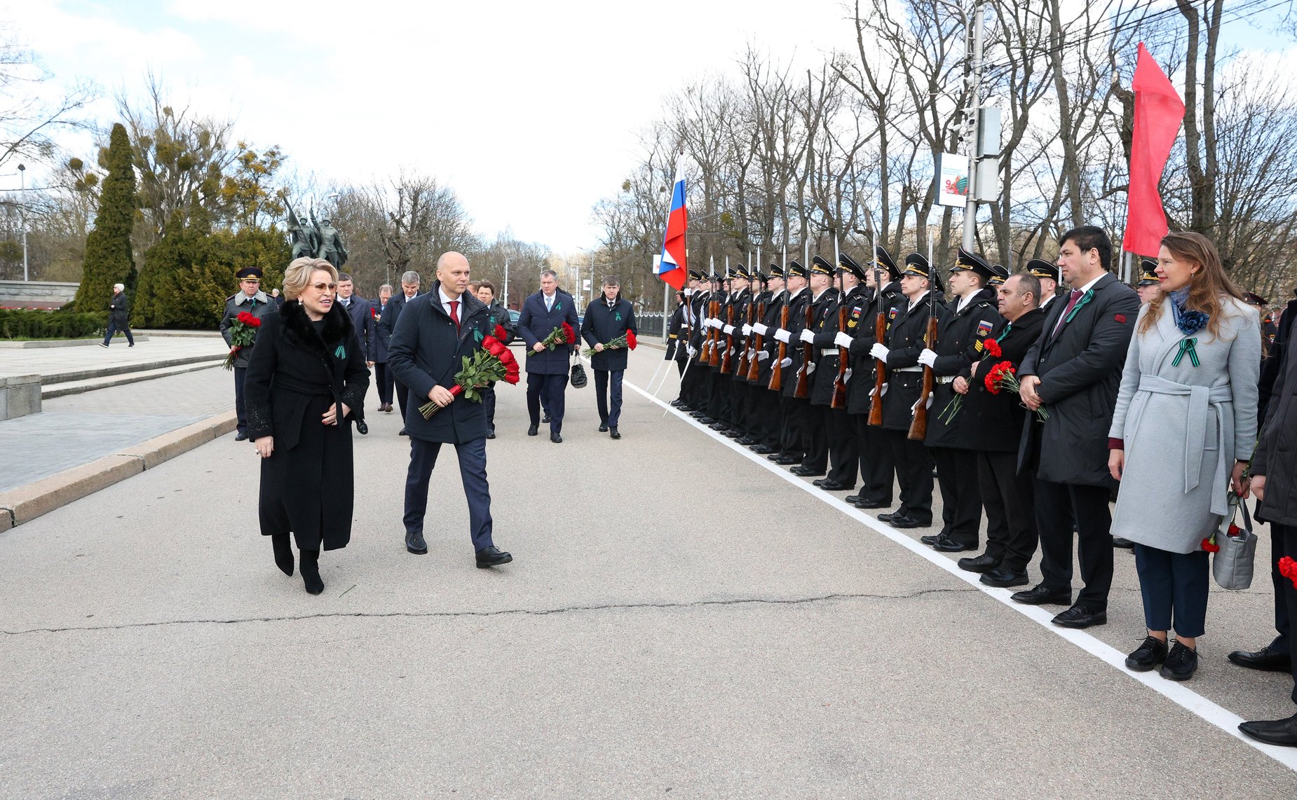Возложение цветов к мемориалу 1200 гвардейцам, погибшим при штурме Кёнигсберга в апреле 1945 года