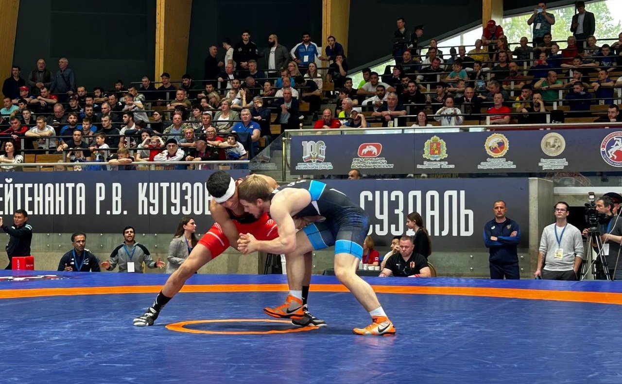 Андрей Шохин принял участие в церемонии открытия соревнований. Памятное событие собрало сослуживцев Героя России, представителей областной власти, силовых ведомств и спортивной общественности, именитых борцов