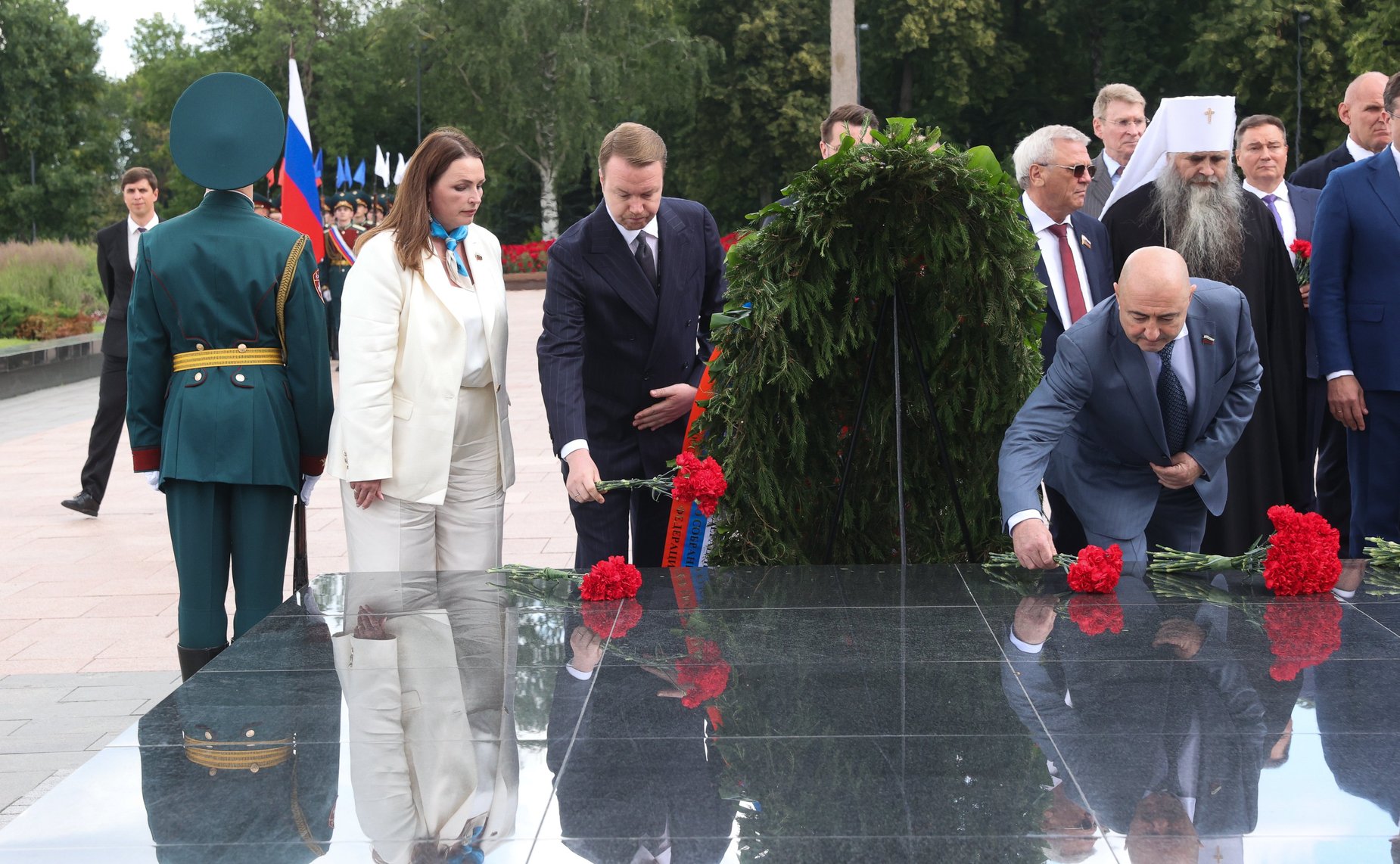 Церемония возложения венков к Вечному огню