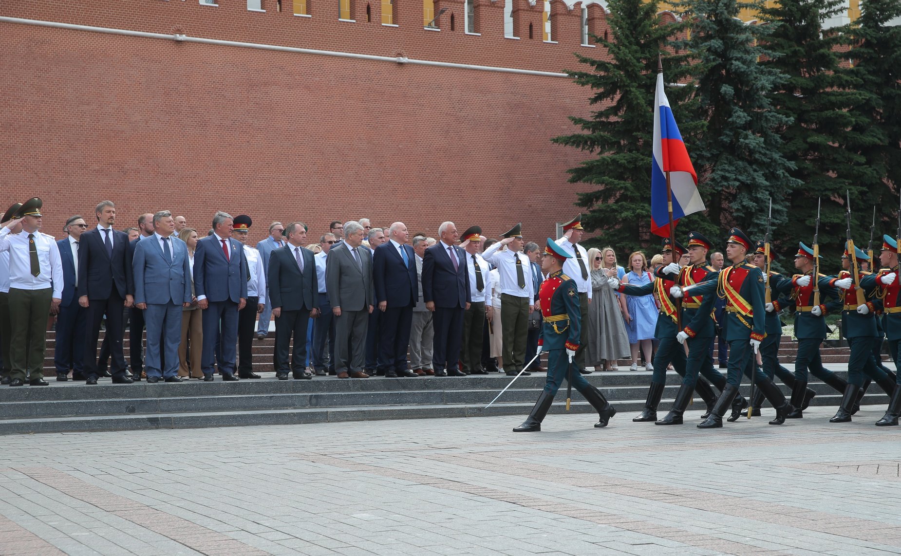 Участие сенаторов РФ в торжественной церемонии возложения венка от Посольства Республики Беларусь в РФ к Могиле неизвестного Солдата и цветов к мемориалам Город-Герой Минск и Брестская Крепость — Герой
