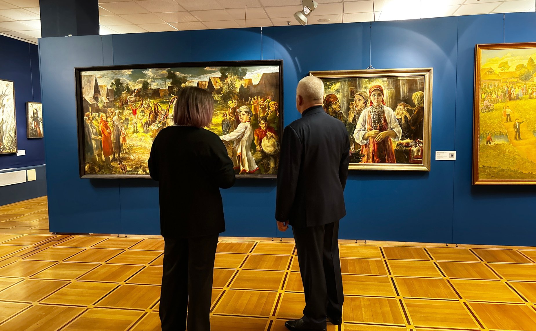 Сергей Мартынов посетил в Йошкар-Оле выставку, представляющую судьбу этноса мари сквозь призму изобразительного искусства