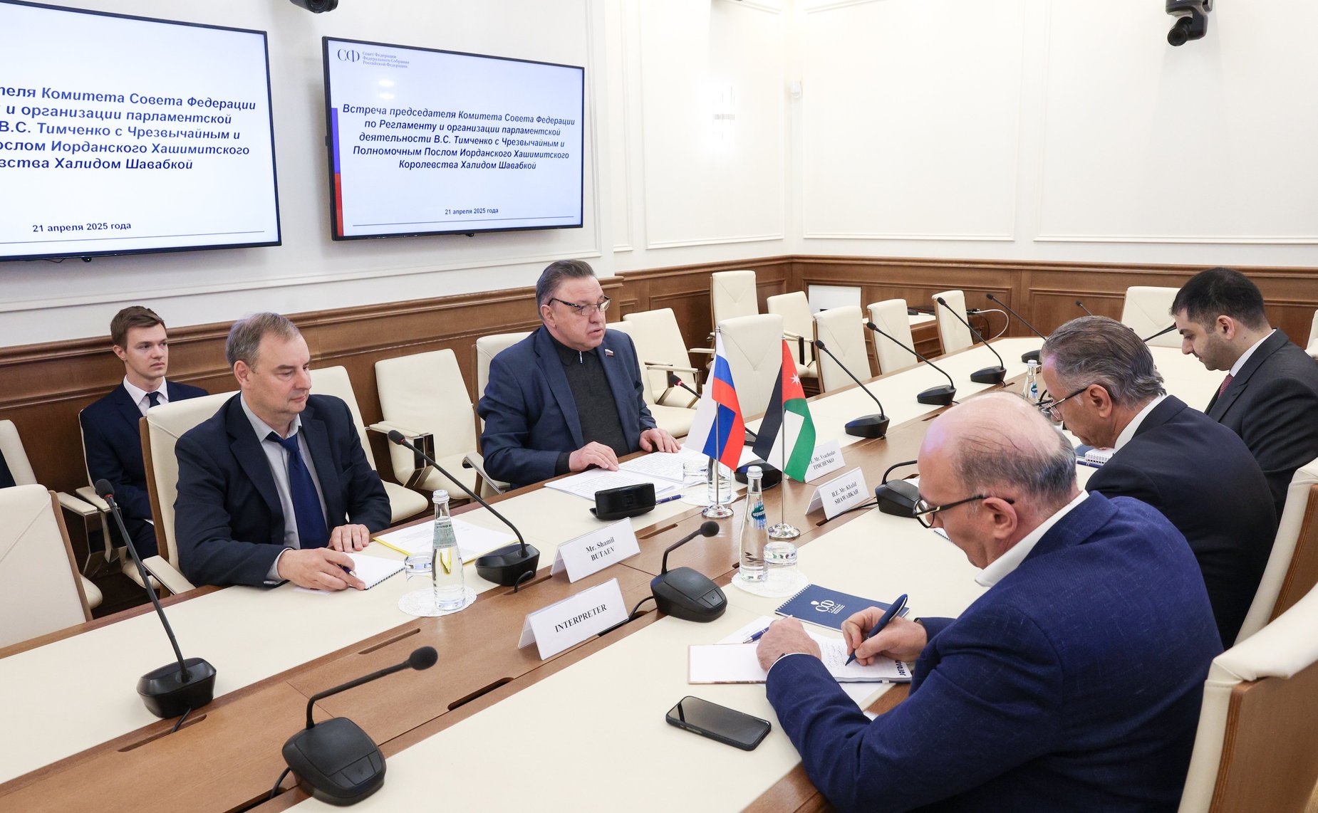 Председатель Комитета СФ по Регламенту и организации парламентской деятельности Вячеслав Тимченко провел встречу с Чрезвычайным и Полномочным Послом Иордании в России Халедом Шавабкой
