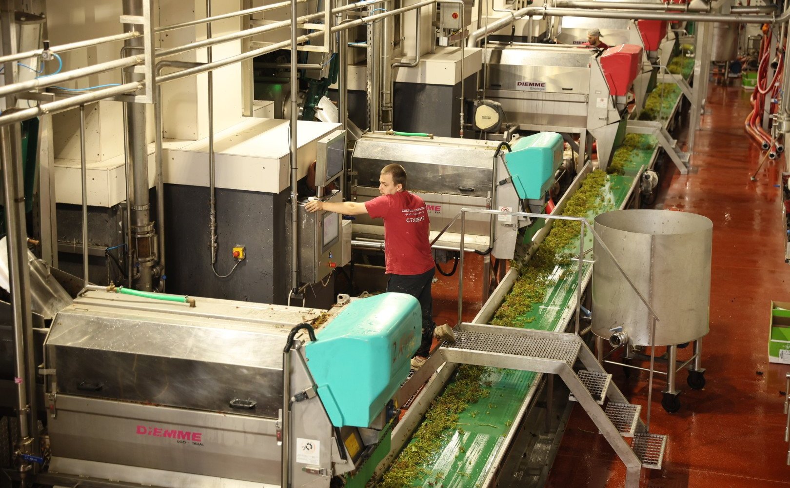 Алексей Кондратенко побывал на одном из крупнейших предприятий – агрофирме «Южной» в Таманском сельском поселении и принял участие в совещании, посвященном развитию виноградарства и виноделия как ключевой отрасли для экономики Краснодарского края