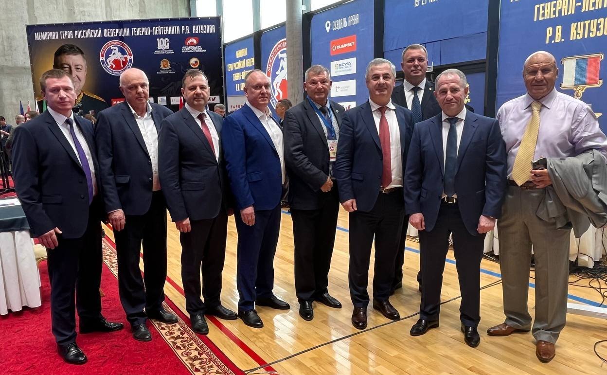 Андрей Шохин принял участие в церемонии открытия соревнований. Памятное событие собрало сослуживцев Героя России, представителей областной власти, силовых ведомств и спортивной общественности, именитых борцов