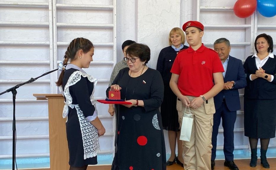 Людмила Талабаева вручила награду – памятную медаль Совета Федерации «За проявленное мужество» Ангелине Гвоздь