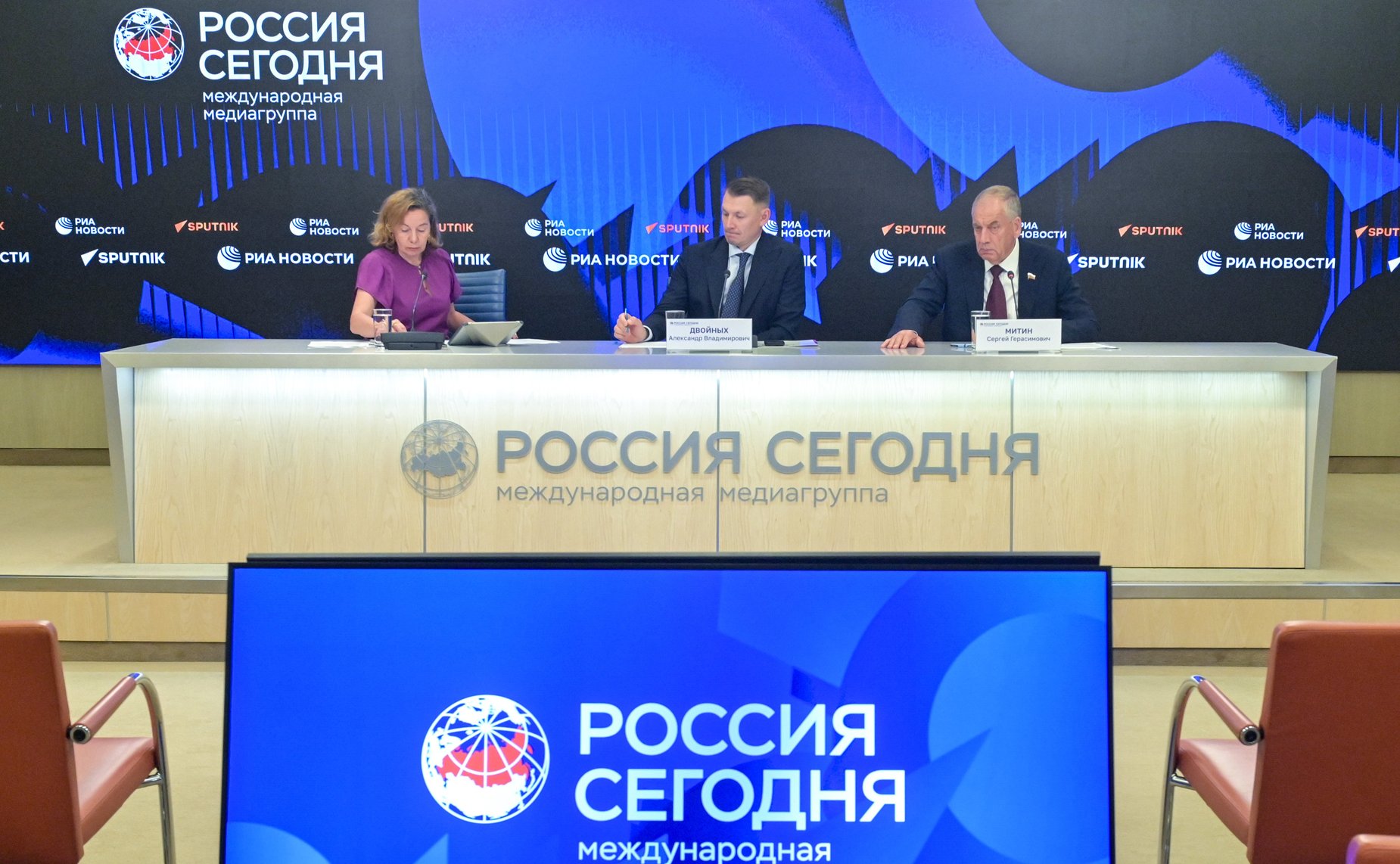 В пресс-центре МИА «Россия сегодня» председатель Комитета СФ по аграрно-продовольственной политике и природопользованию Александр Двойных и его первый заместитель Сергей Митин провели пресс-конференцию на тему «Российское село: настоящее и будущее»