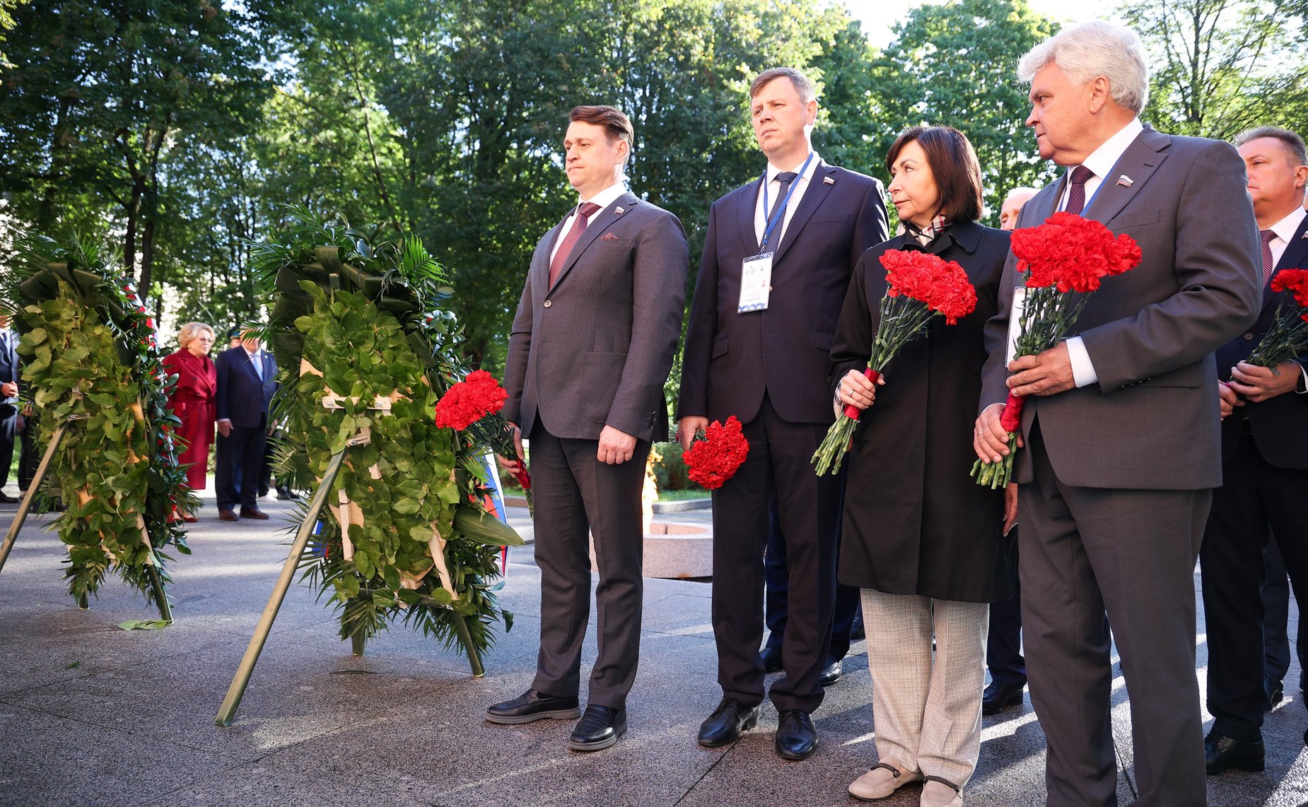 Председатель Совета Федерации Валентина Матвиенко и врио губернатора Новгородской области Александр Дронов возложили венки к Мемориалу «Вечный огонь славы»