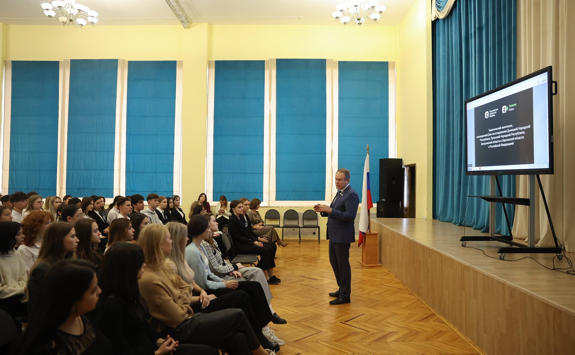 Александр Башкин открыл Неделю документального кино для школьников Астраханской области о событиях и героях СВО