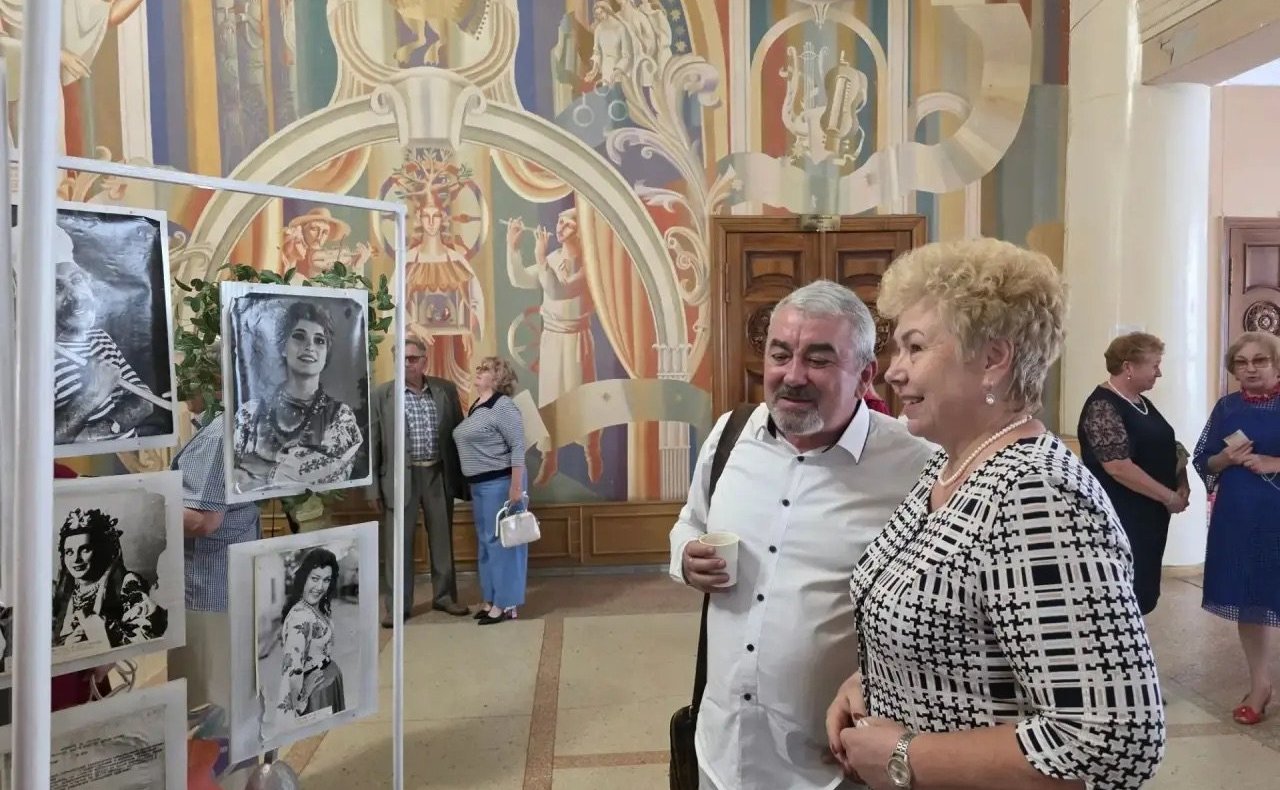 Ольга Бас поздравила коллектив Луганского театра с 85-летием