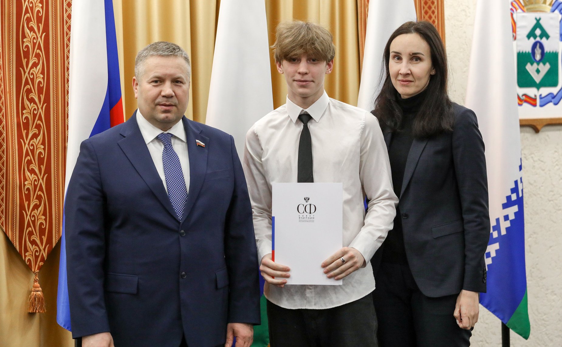 Денис Гусев вручил именные стипендии студентам учреждений среднего профессионального образования Ненецкого АО