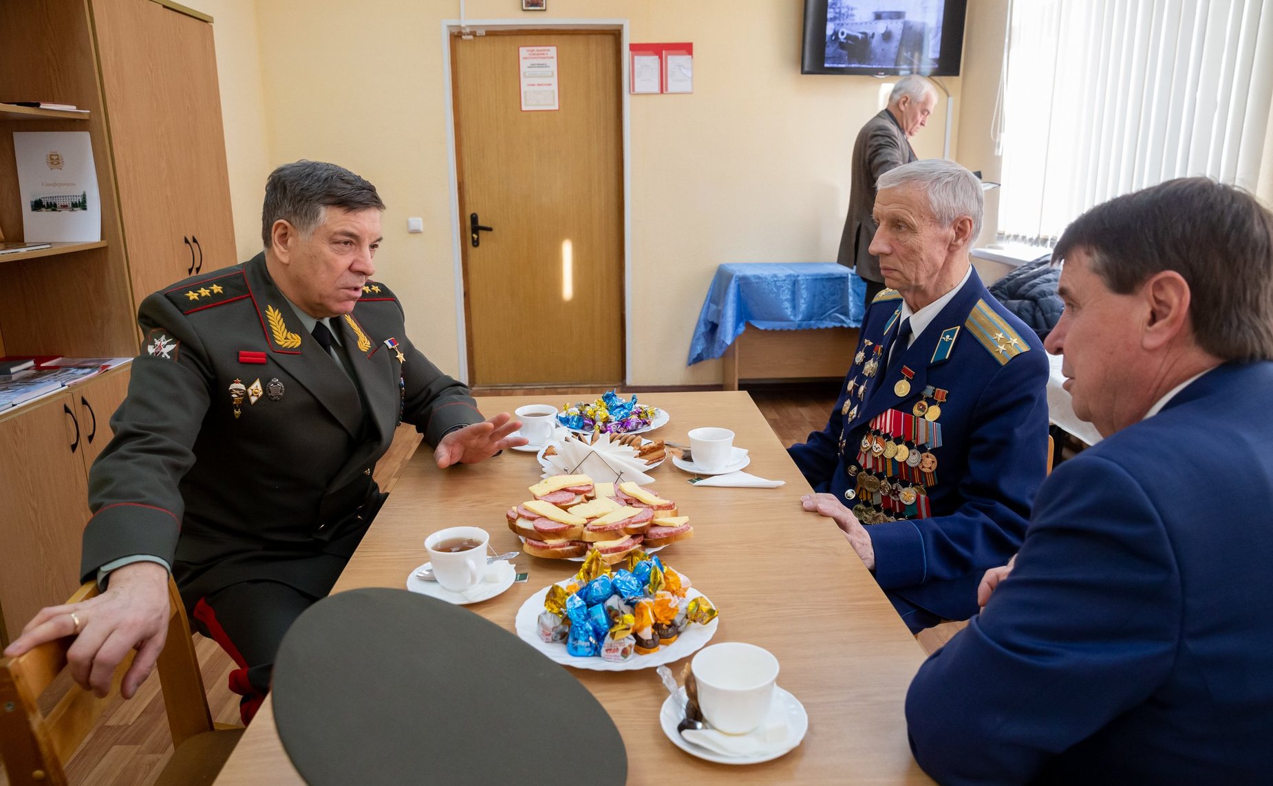 Встреча воинов гвардейского самоходного артиллерийского Симферопольского Краснознамённого орденов Суворова, Кутузова и Александра Невского полка с делегацией крымских шефов