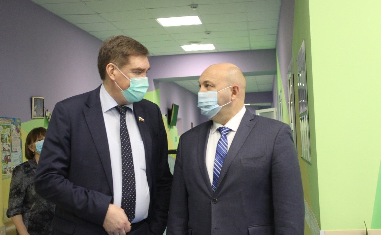 Александр Савин в ходе поездки в регион посетил детскую городскую поликлинику