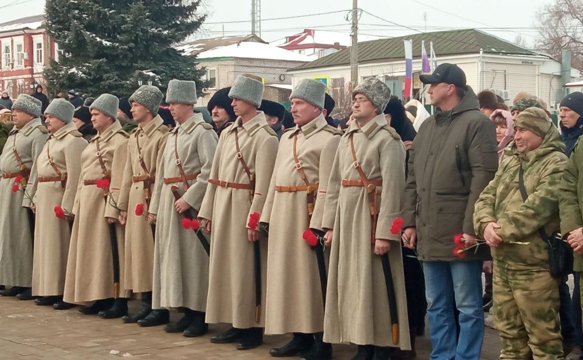 Николай Семисотов в ходе поездки в регион принял участие в торжественном открытии памятной стелы «Рубеж Сталинградской доблести» в городе Серафимовиче