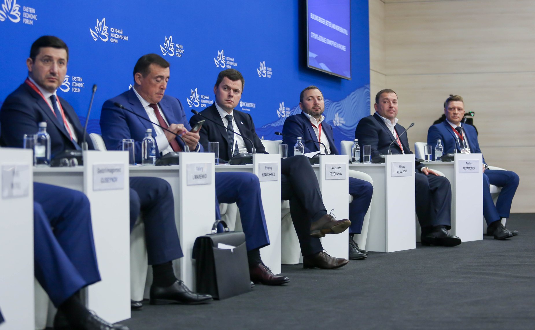 Сессия «Дальний Восток будущего. Строить больше, комфортнее и красивее». Сенаторы принимают участие в VIII Восточном экономическом форуме