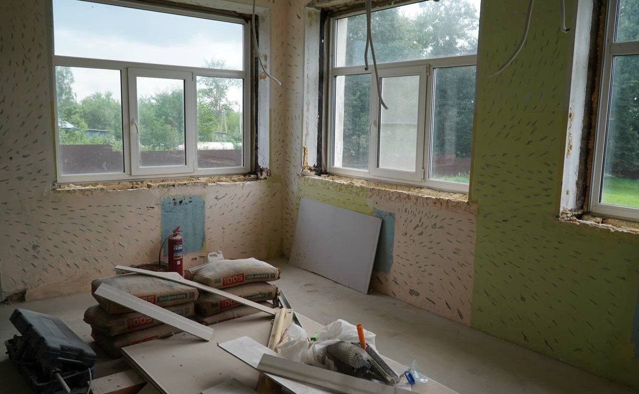 Александр Савин в рамках поездки в регион посетил город Сухиничи. Сенатор осмотрел ход капитального ремонта в Середейской школе и детском саду №162