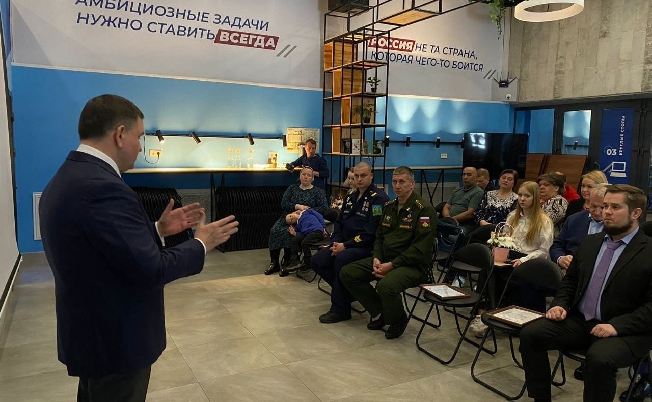 Сергей Перминов вручил награды Совета Федерации, которыми за выдающиеся заслуги отмечены жители Ленинградской области