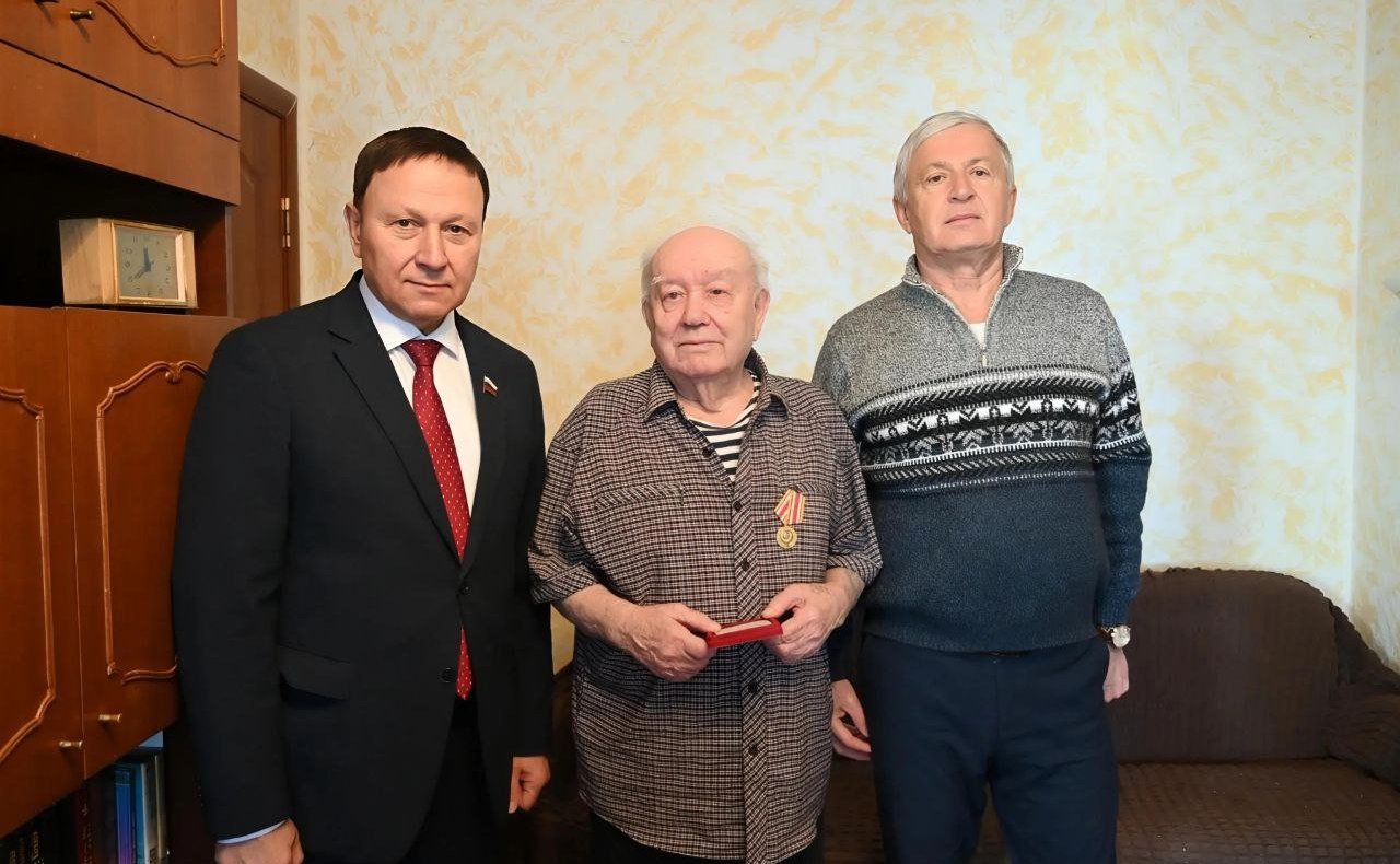 Александр Ролик во Владивостоке посетил на дому и вручил памятные медали «80 лет Победы над Японией» ветеранам, Почётным гражданам Приморского края Геннадию Степанову и Павле Мельниковой