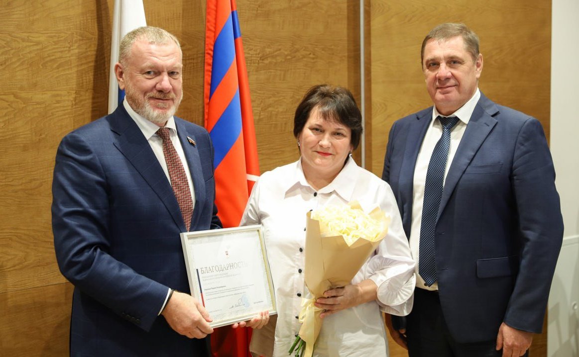 Николай Семисотов вручил награды Совета Федерации трудящимся волгоградцам