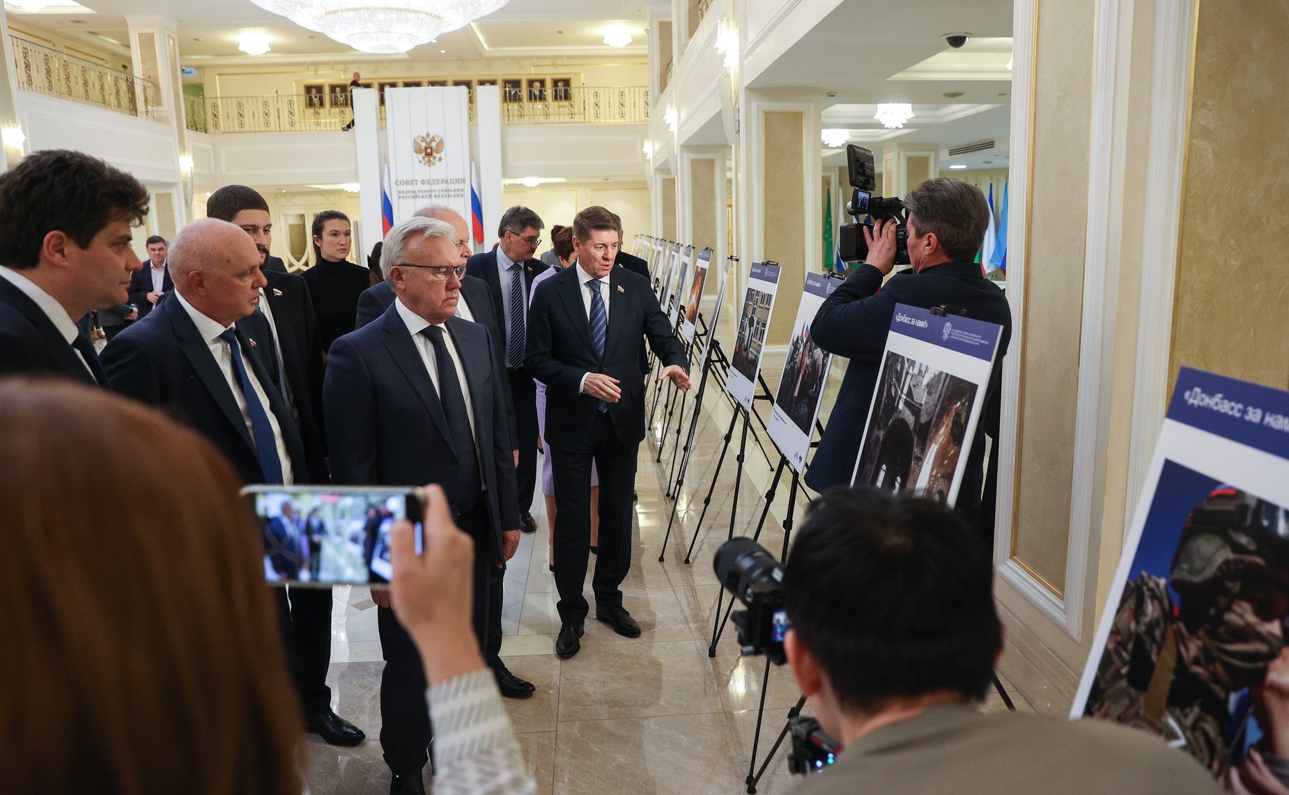Андрей Шевченко открыл в Совете Федерации фотовыставку «Донбасс за нами»