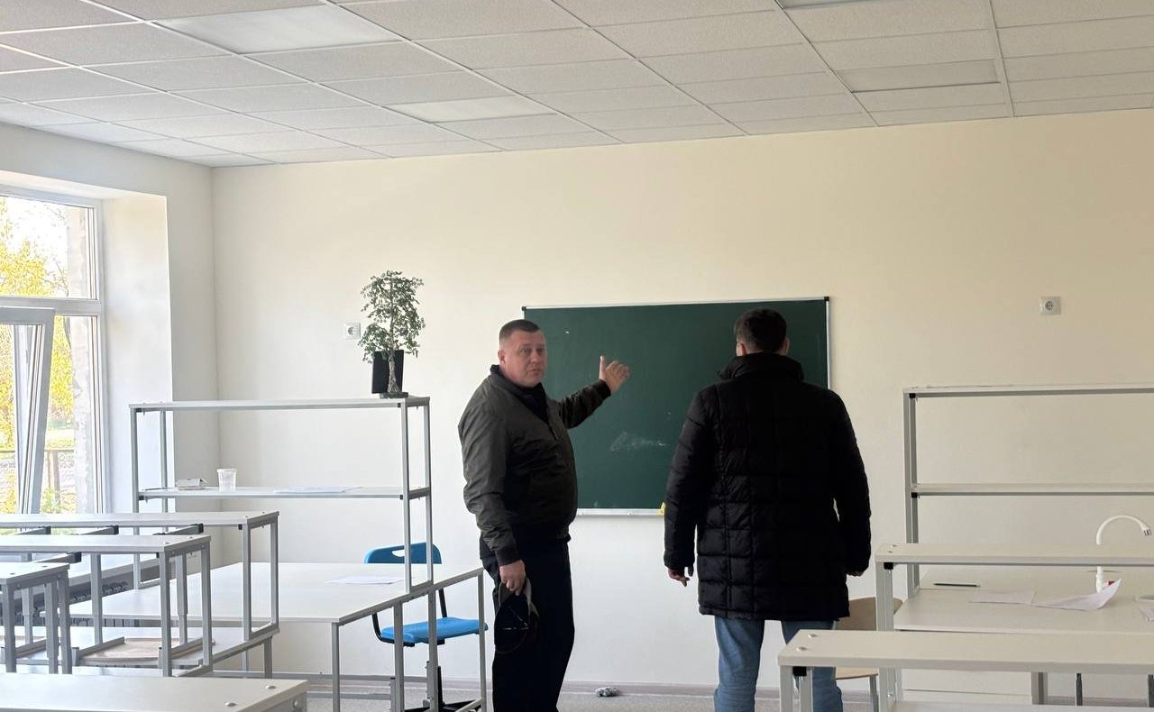 Игорь Кастюкевич в ходе региональной поездки посетил школу в селе Красное, в ней завершен начатый в мае ремонт