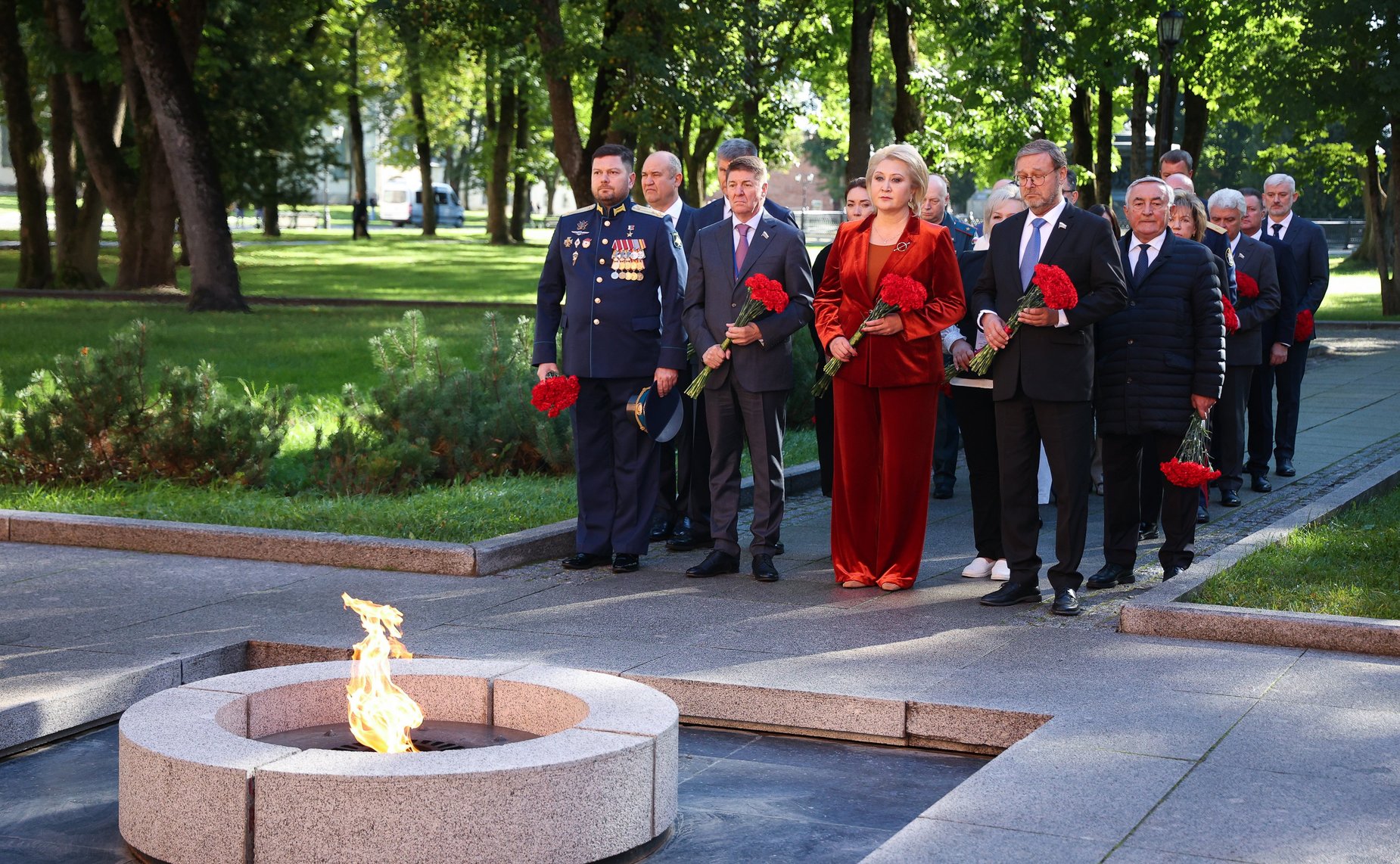 Председатель Совета Федерации Валентина Матвиенко и врио губернатора Новгородской области Александр Дронов возложили венки к Мемориалу «Вечный огонь славы»