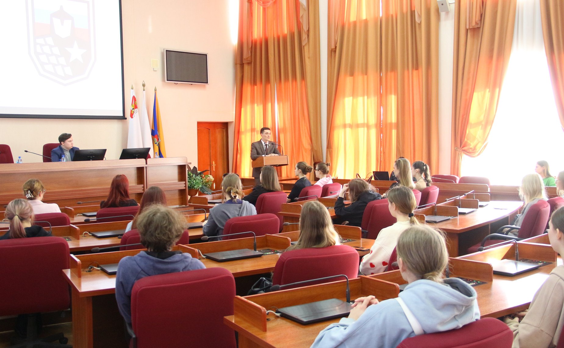 Роман Маслов вместе с Молодежным парламентом города Череповца и АНО «Наука любви к Отечеству» дал старт новому образовательному проекту «История без вымысла», направленному на сохранение истории нашей страны