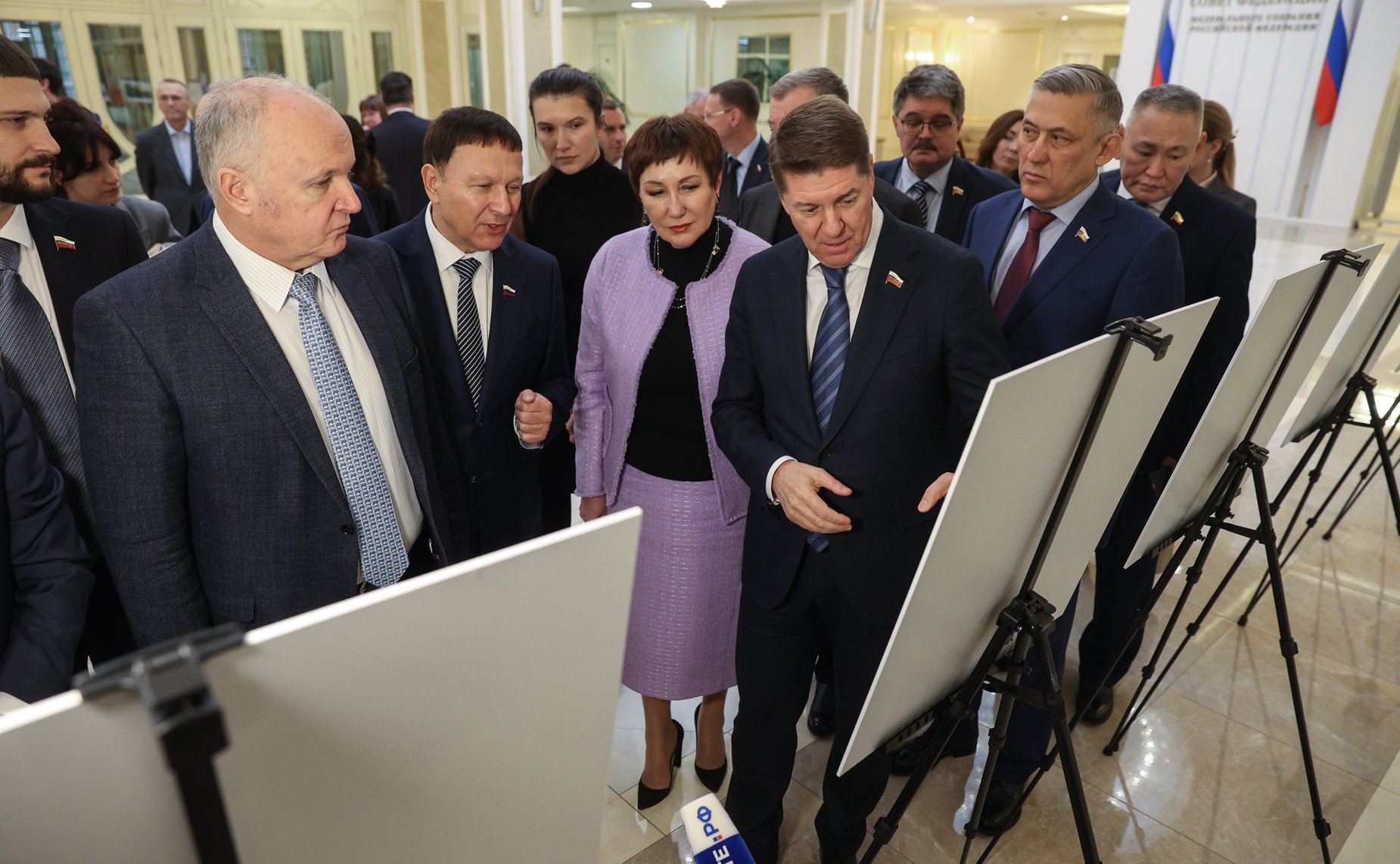 Андрей Шевченко открыл в Совете Федерации фотовыставку «Донбасс за нами»