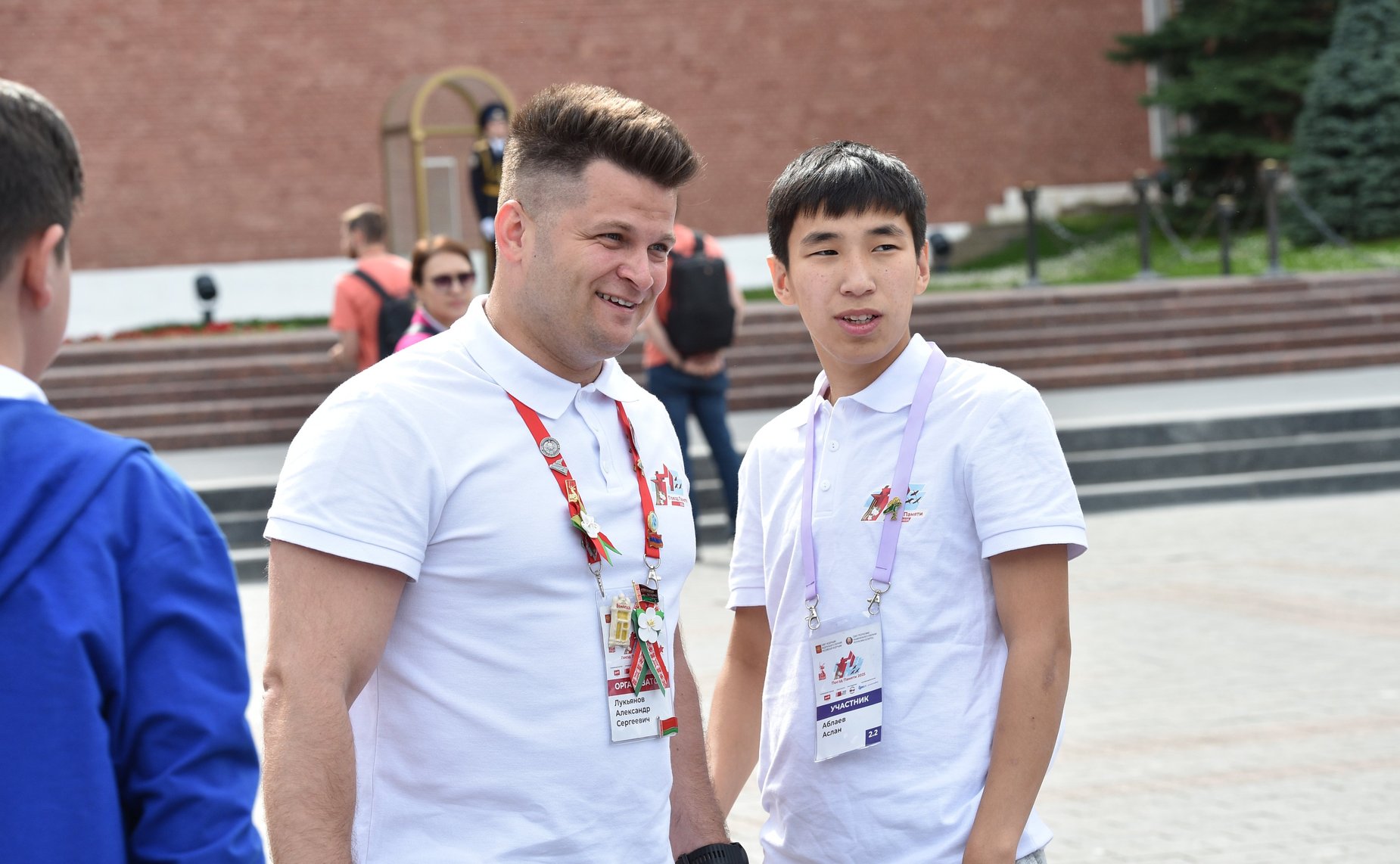 Участники «Поезда Памяти» возложили цветы к Могиле Неизвестного Солдата в Александровском саду и посетили Кремль