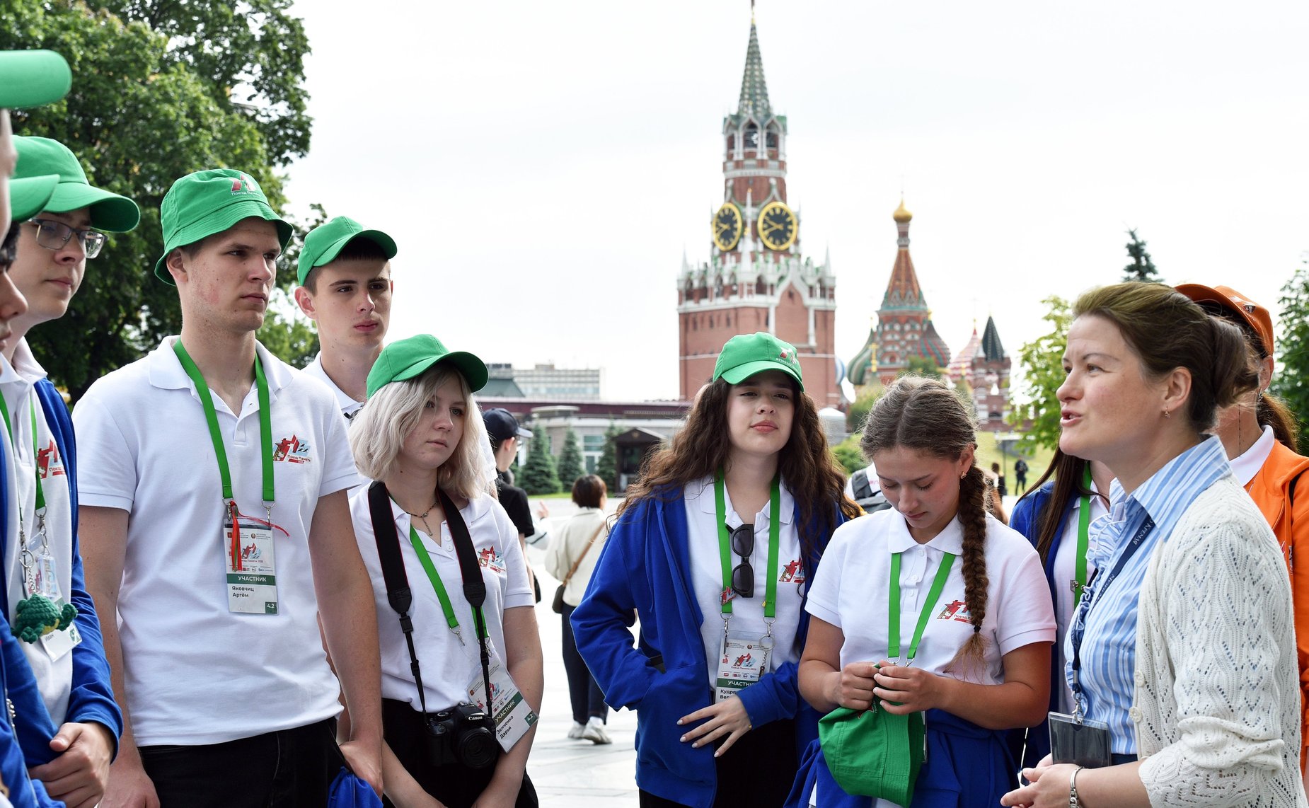 Участники «Поезда Памяти» возложили цветы к Могиле Неизвестного Солдата в Александровском саду и посетили Кремль
