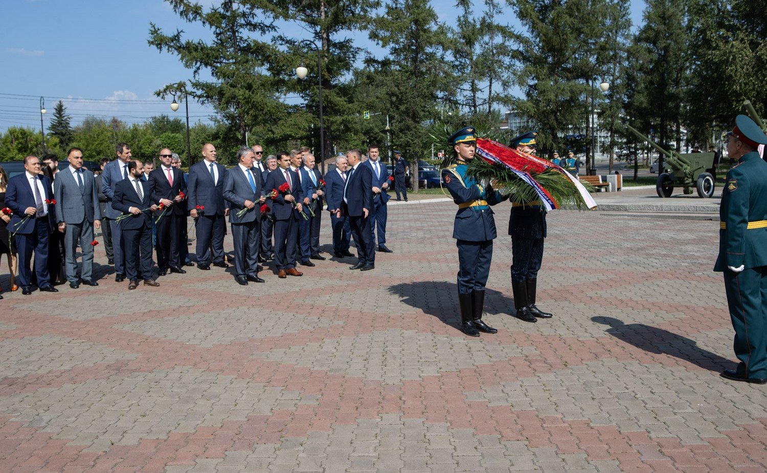 Члены парламентских делегаций России и Армении приняли участие в церемонии возложения цветов к Вечному огню на мемориале Победы